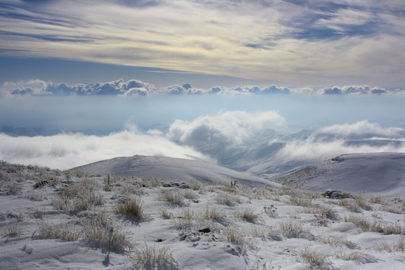 Canon EOS 1000D (EOS Digital Rebel XS / EOS Kiss F) sample photo. Cloudy, sky, mountain, peak photography
