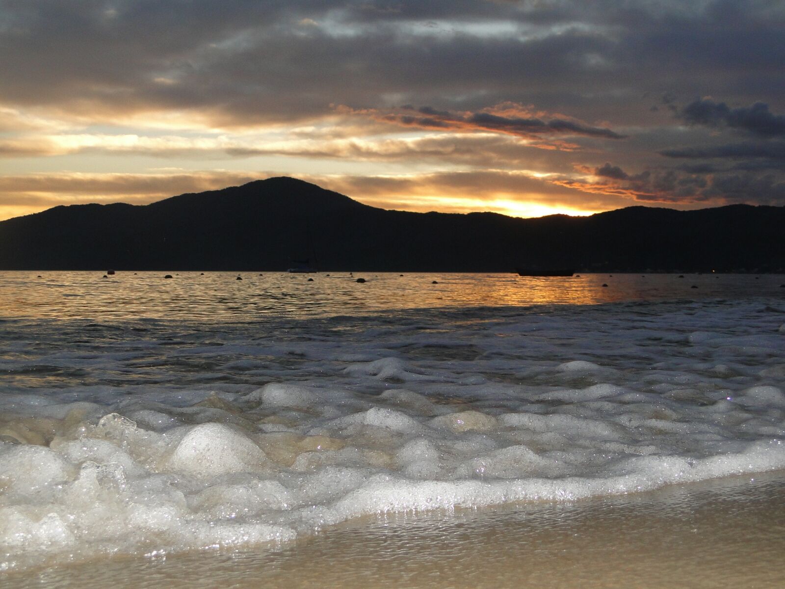 Sony Cyber-shot DSC-HX1 sample photo. Foam, waves, mar photography