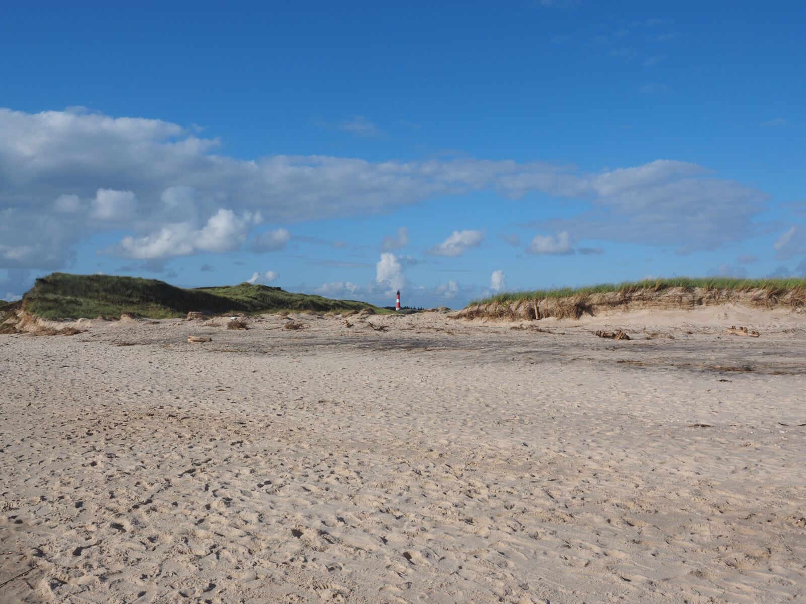 Olympus OM-D E-M1 + Olympus M.Zuiko Digital ED 12-40mm F2.8 Pro sample photo. Lighthouse, hörnum, dunes photography