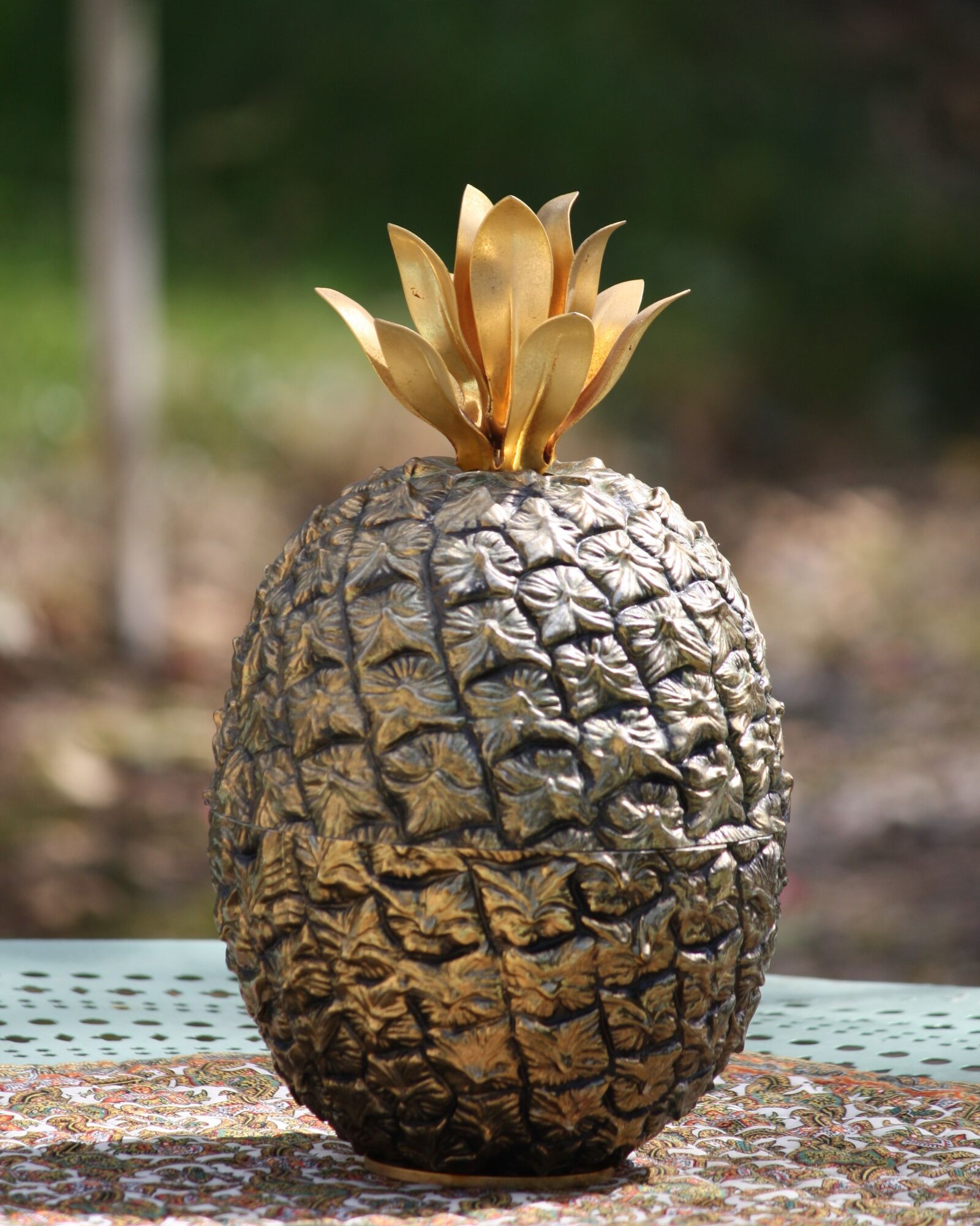 Canon EOS 1000D (EOS Digital Rebel XS / EOS Kiss F) sample photo. Pineapple, sculpture, decoration photography