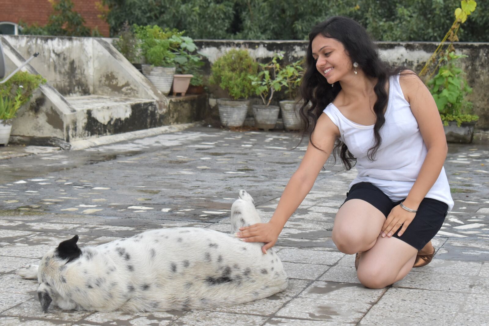 Nikon D5600 sample photo. Innocent girl, animal care photography