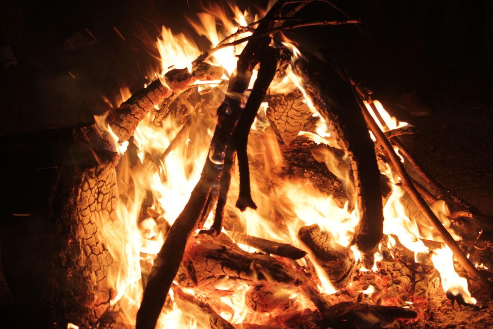 Canon EOS 550D (EOS Rebel T2i / EOS Kiss X4) sample photo. Camp, fire, blind photography