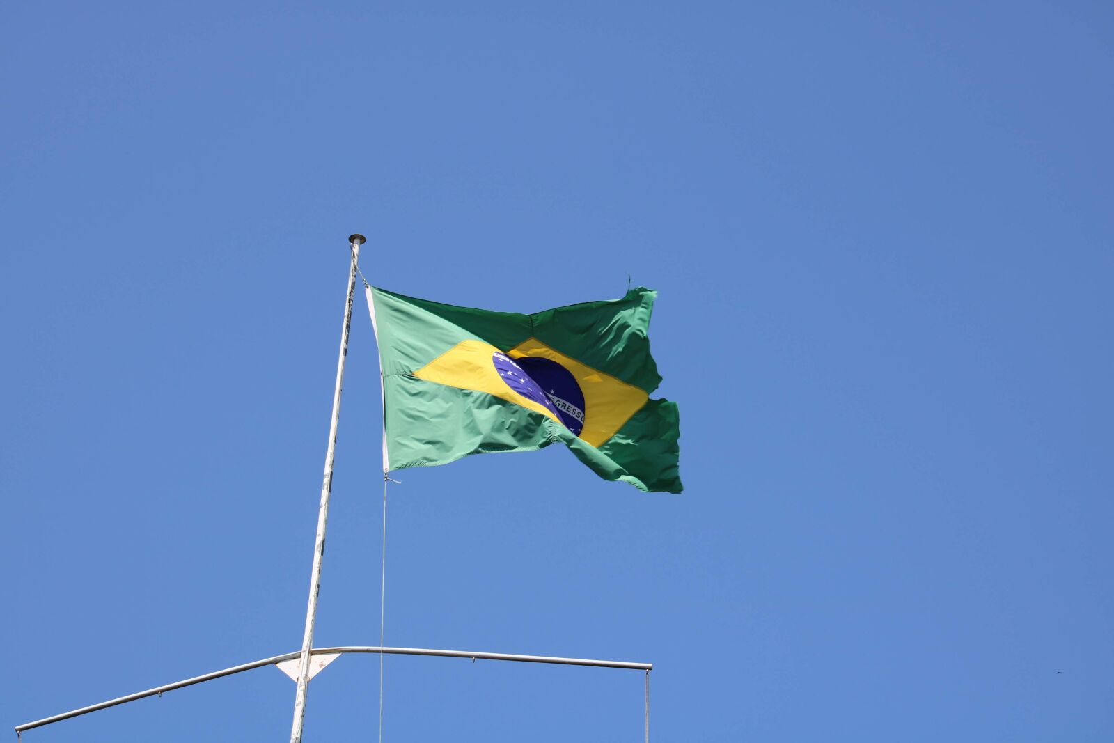 Canon EOS 750D (EOS Rebel T6i / EOS Kiss X8i) + Canon EF75-300mm f/4-5.6 sample photo. Flag, brazil, banner photography