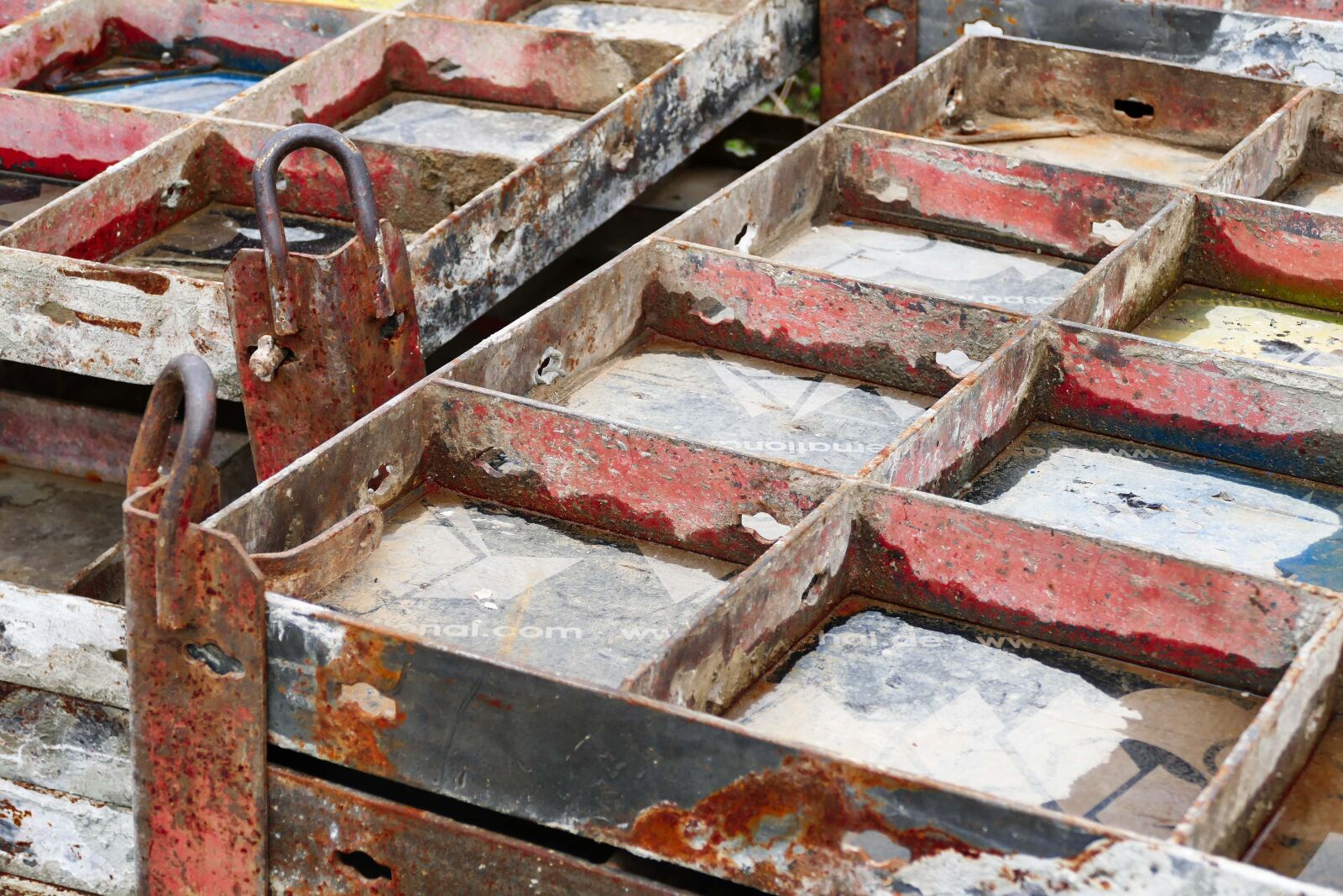 Panasonic Lumix DMC-FZ1000 sample photo. Metal, box, construction site photography