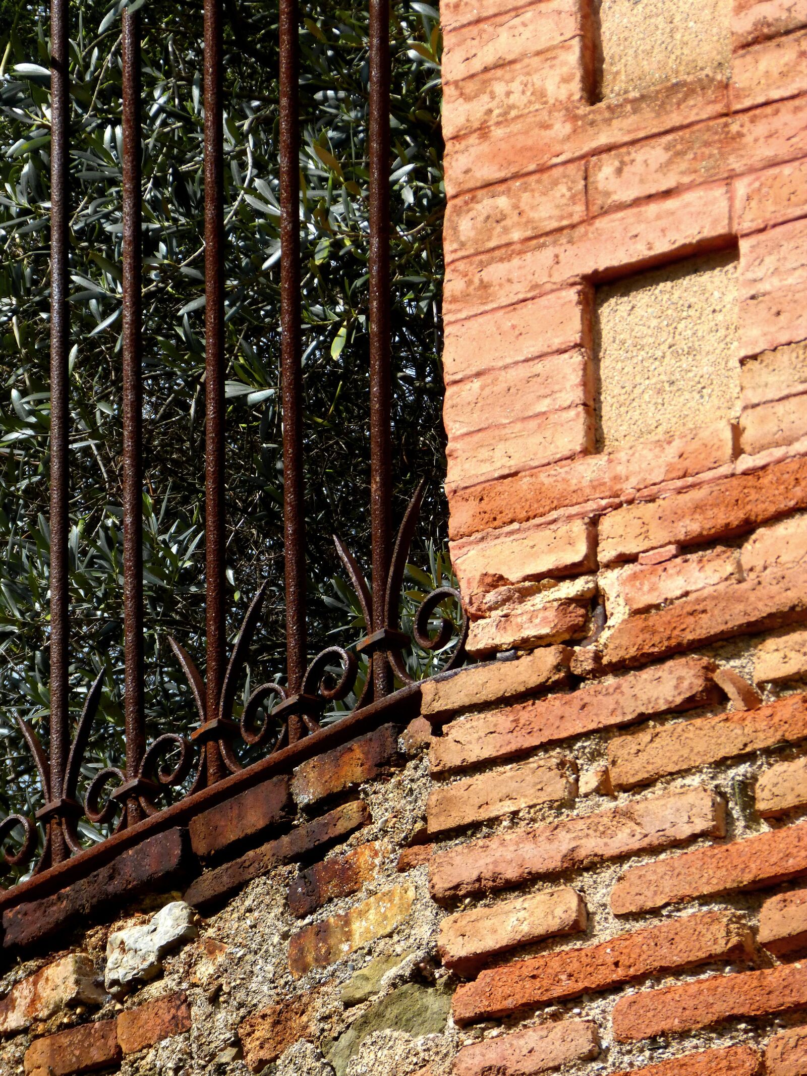 Panasonic DMC-FZ62 sample photo. Grating, pillar, rusty photography