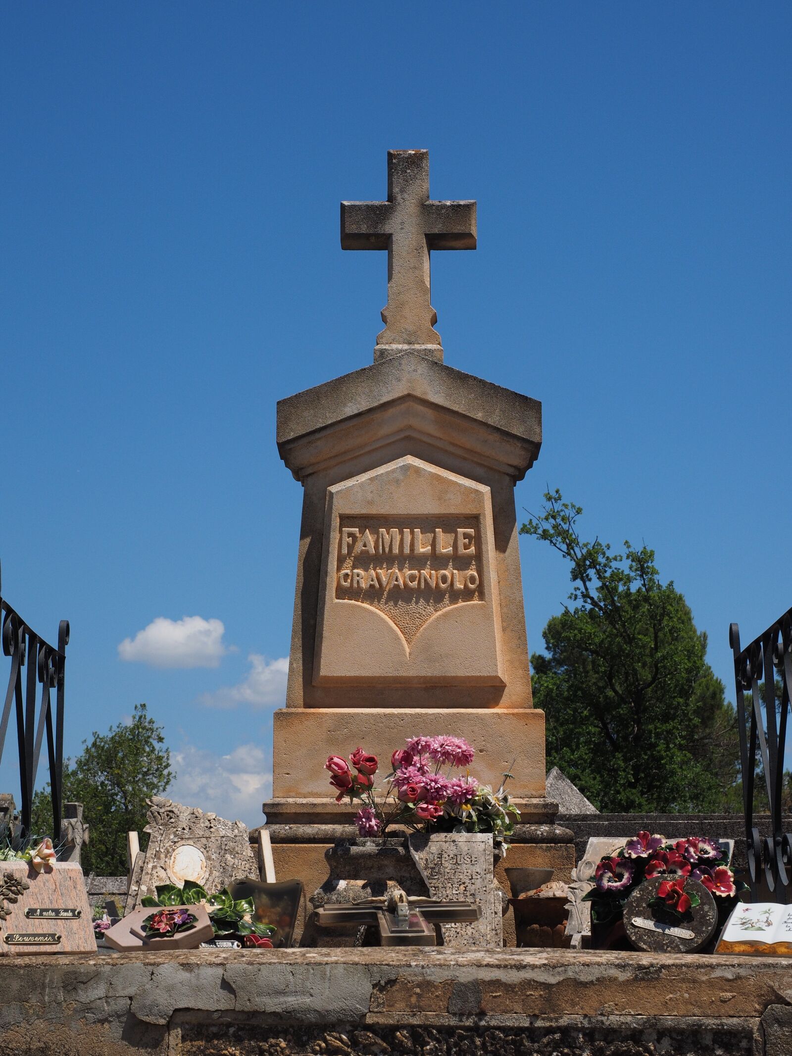 Olympus OM-D E-M1 + Olympus M.Zuiko Digital ED 12-40mm F2.8 Pro sample photo. Grave, cross, cemetery photography