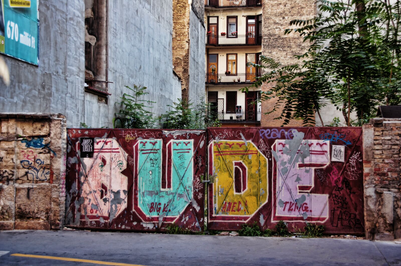 Sony Alpha DSLR-A580 sample photo. Gate entrance, graffiti, home photography