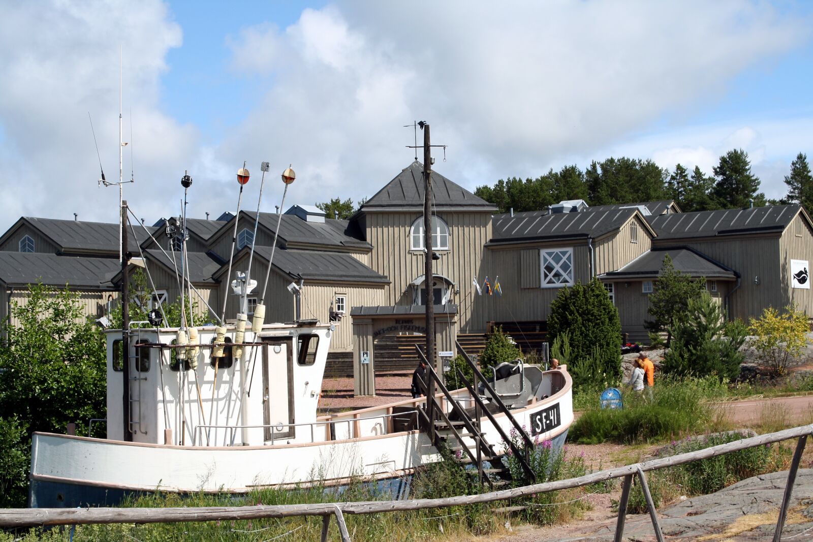 Canon EOS 1000D (EOS Digital Rebel XS / EOS Kiss F) sample photo. House, building, fishing photography