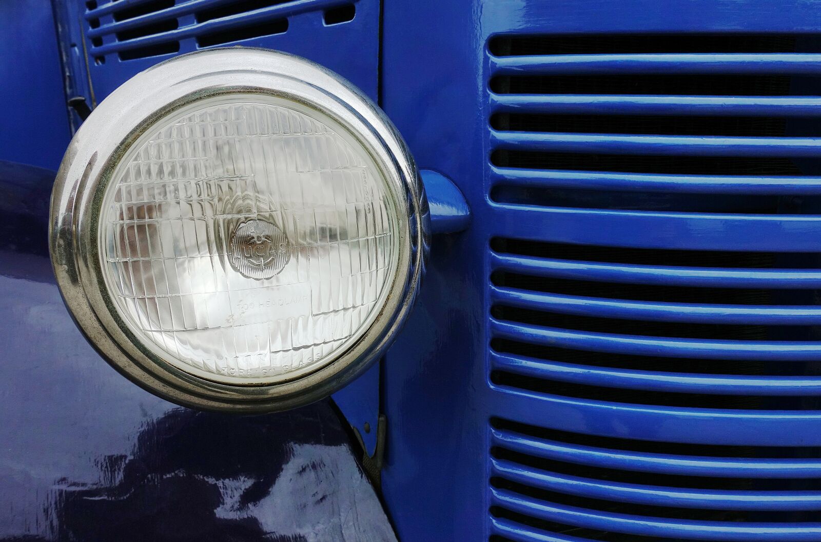 Sony DSC-RX100M5 sample photo. Headlamp, headlight, van photography