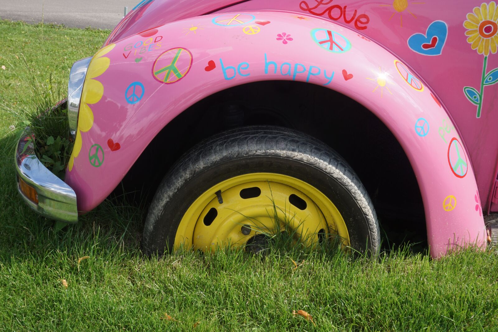 Sony E 16-50mm F3.5-5.6 PZ OSS sample photo. Auto, colorful, painted photography