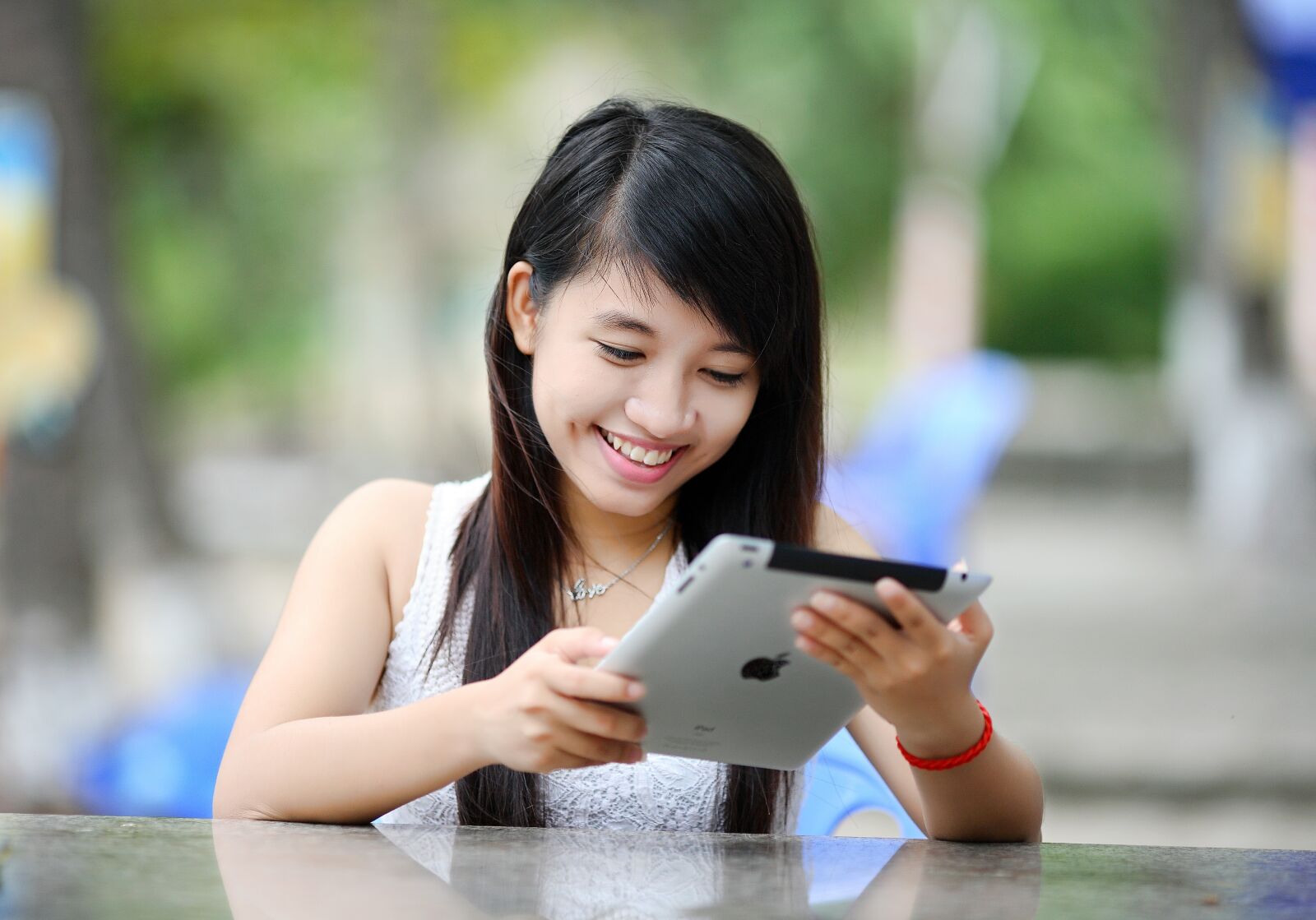 Canon EOS 5D sample photo. Ipad, girl, tablet photography