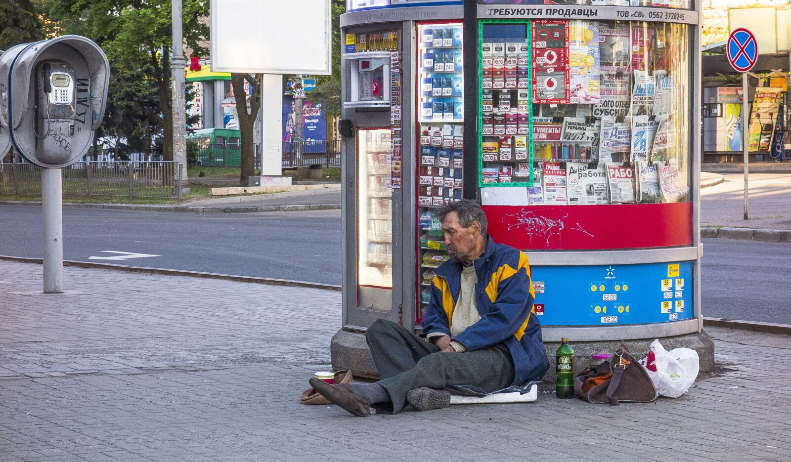 Sony Cyber-shot DSC-RX100 sample photo. Tramp, tray, street photography