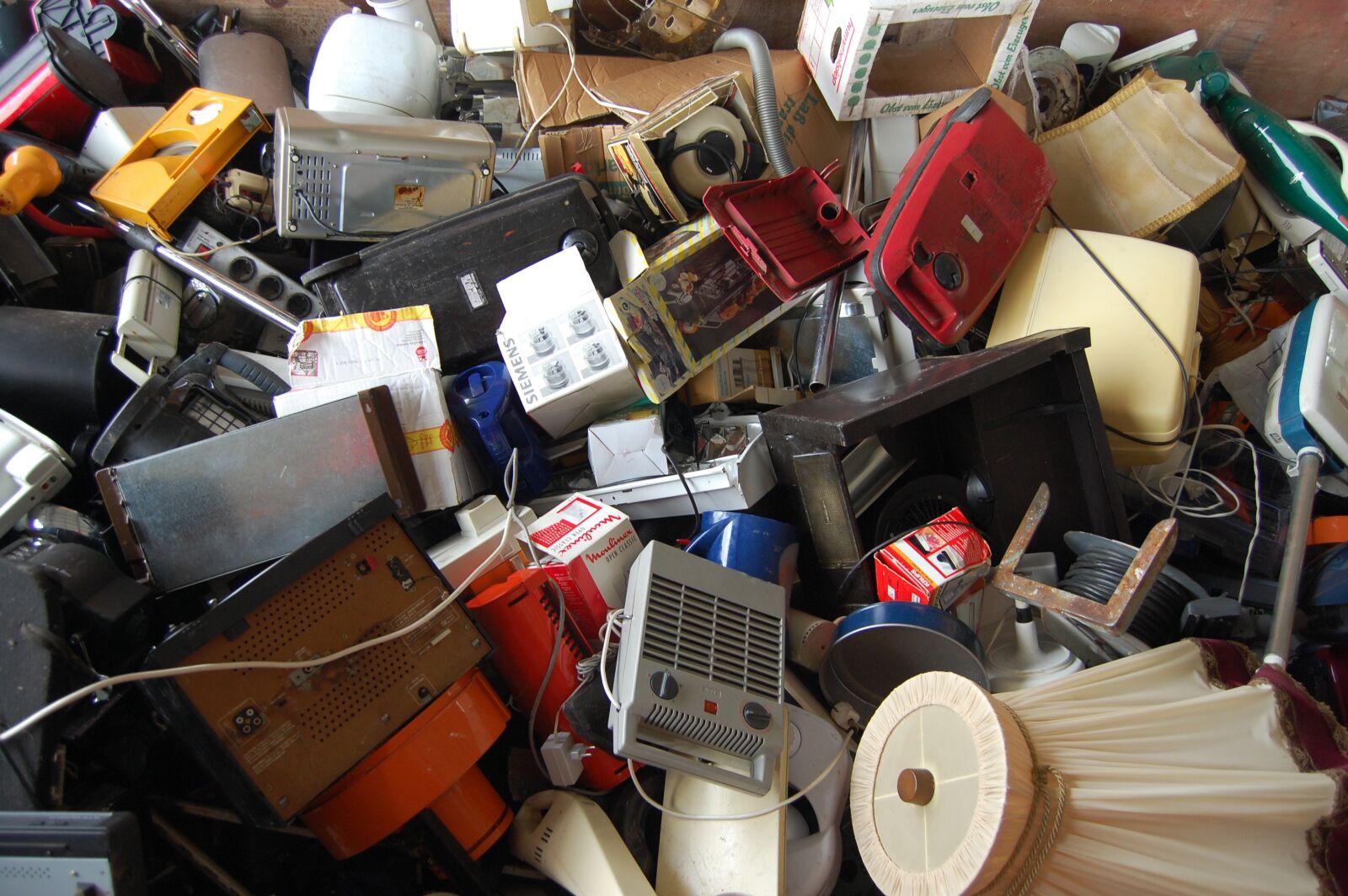Nikon D40 sample photo. E waste, lamps, old photography