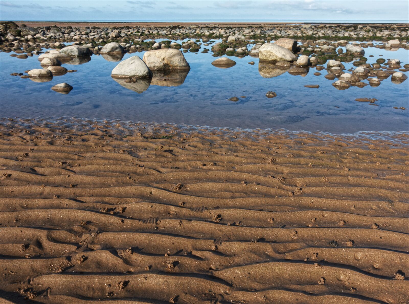 Sony DSC-RX100M5 sample photo. Beach, ripple, rock photography