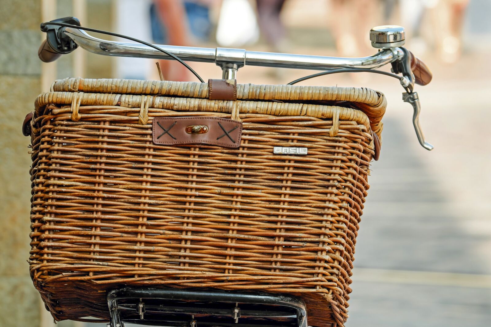 XF100-400mmF4.5-5.6 R LM OIS WR + 1.4x sample photo. Bicycle basket, basket, wicker photography