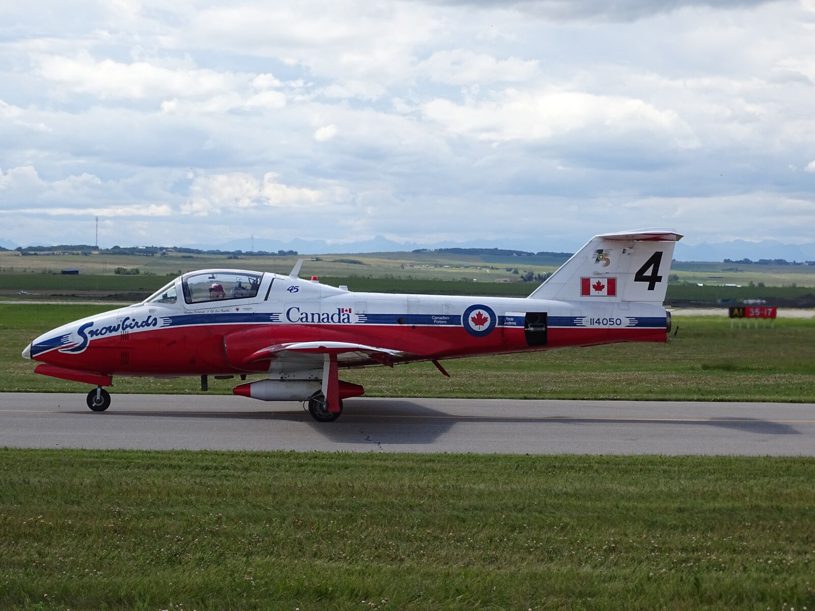 Sony Cyber-shot DSC-HX400V sample photo. Canadian, snowbirds, airplane photography