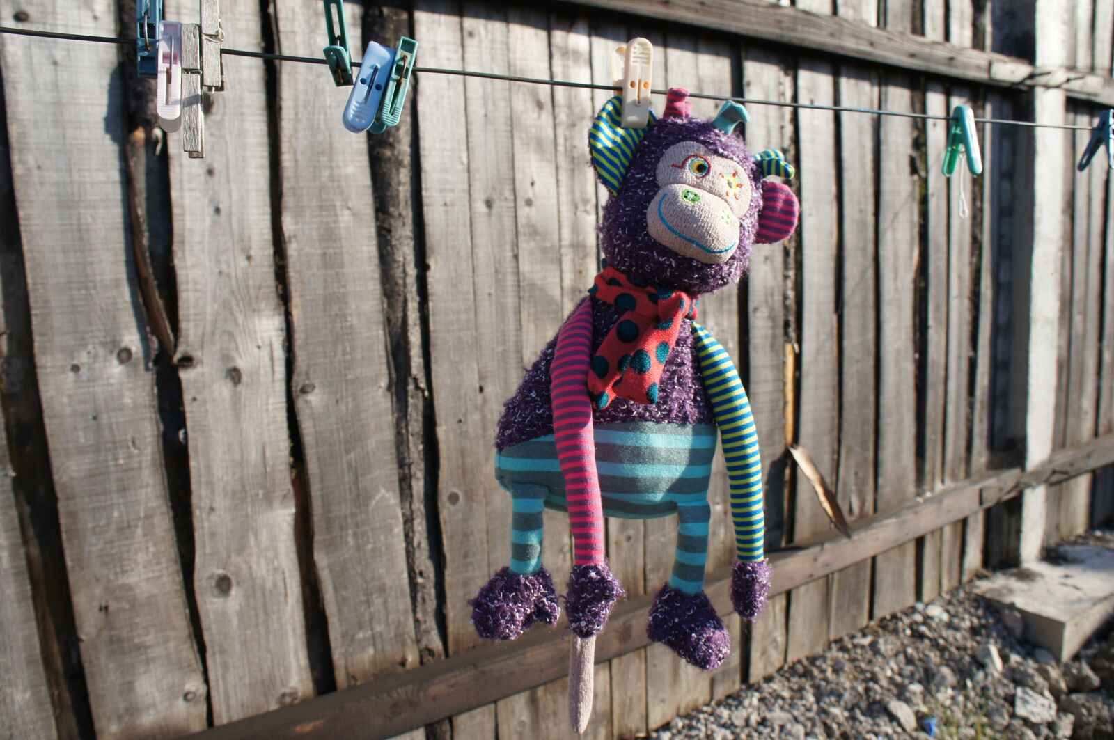Sony Alpha NEX-C3 + Sony E 18-55mm F3.5-5.6 OSS sample photo. Clothespins, linen, monkey photography