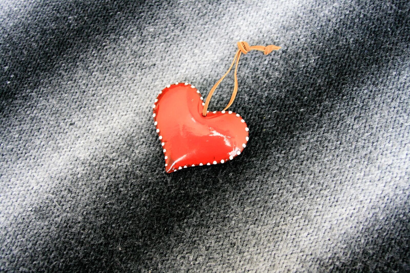 Canon EOS 400D (EOS Digital Rebel XTi / EOS Kiss Digital X) sample photo. Heart, enamel, no one photography