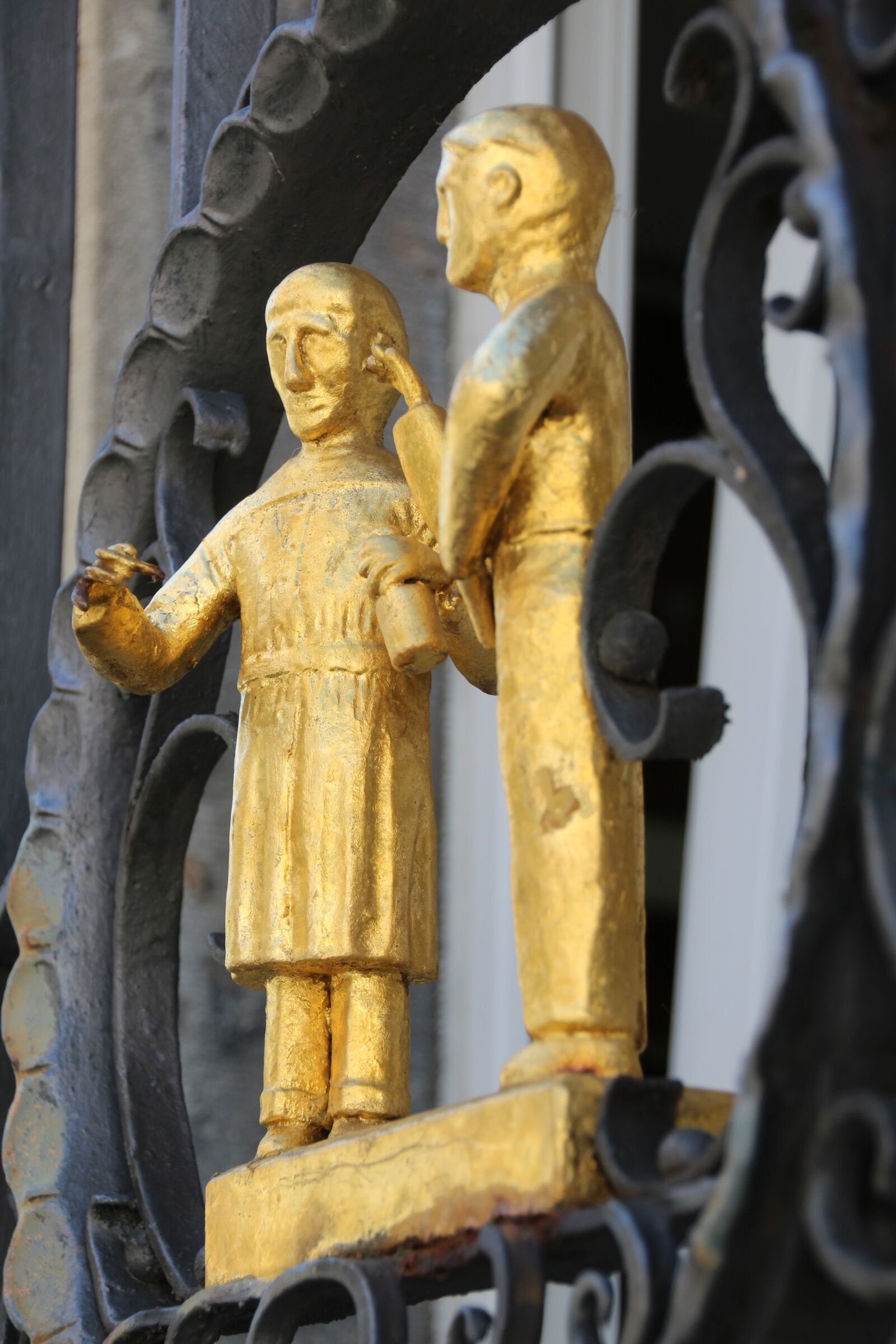 Canon EOS 1200D (EOS Rebel T5 / EOS Kiss X70 / EOS Hi) sample photo. Gold figures, gold, pharmacist photography