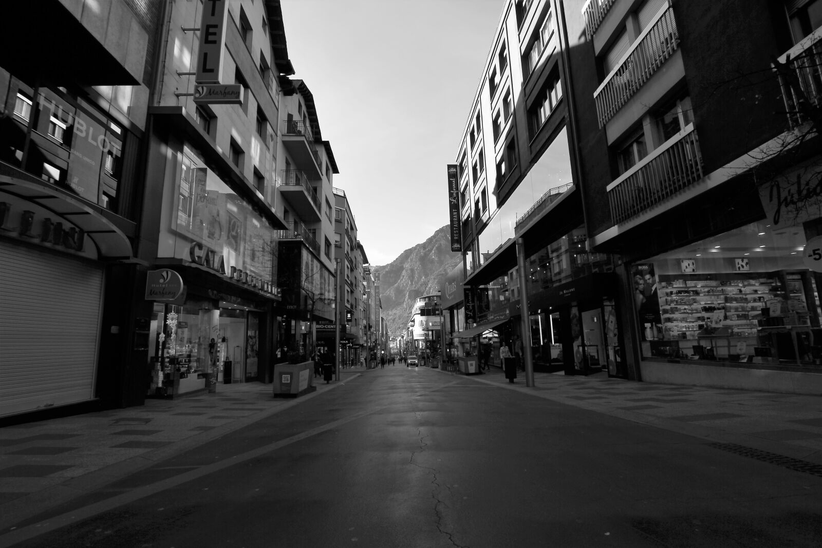 Canon EOS 550D (EOS Rebel T2i / EOS Kiss X4) sample photo. Street, horizontal, city photography