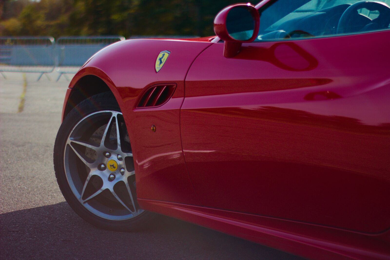 Canon EOS 600D (Rebel EOS T3i / EOS Kiss X5) sample photo. Ferrari, red, sports car photography