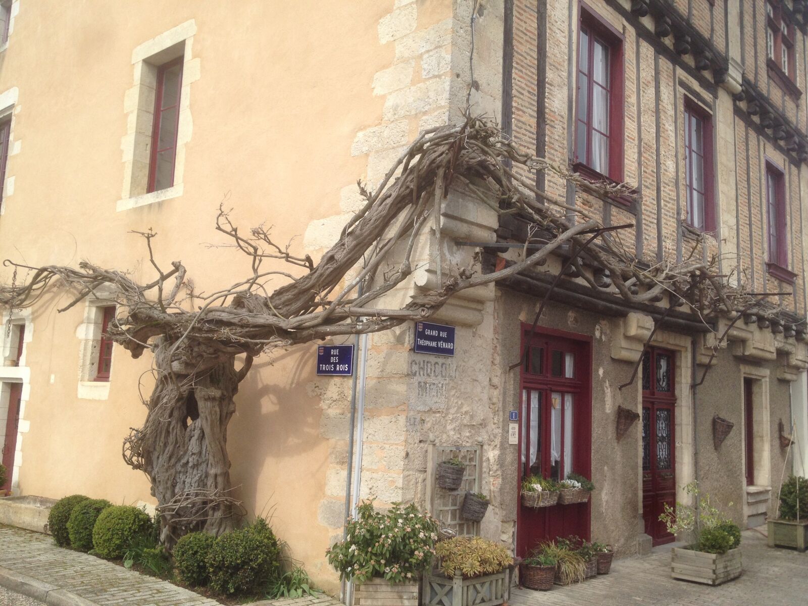 iPhone 4S back camera 4.28mm f/2.4 sample photo. House, france, village photography