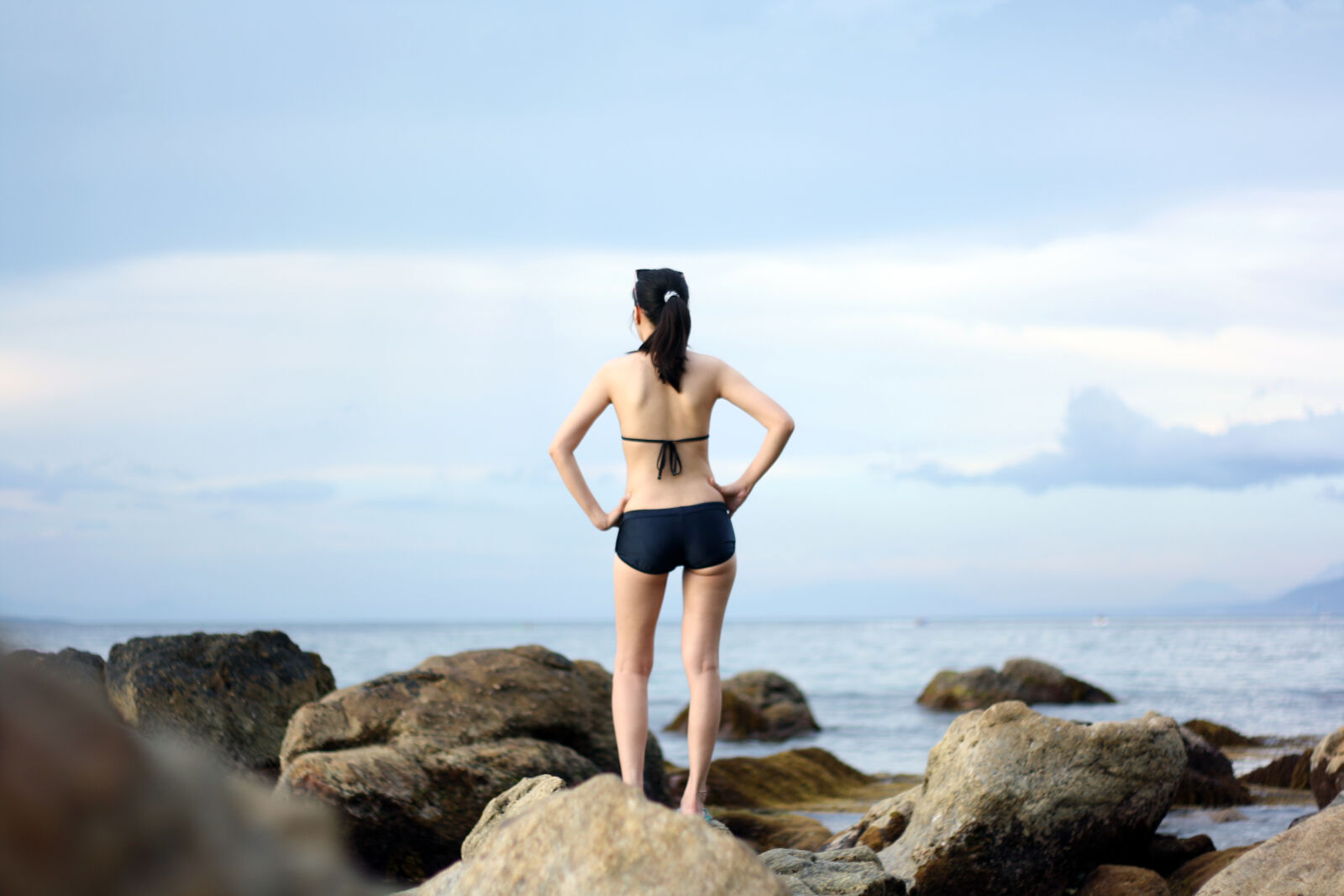 Canon EOS 1000D (EOS Digital Rebel XS / EOS Kiss F) sample photo. Woman, girl, beach, bikini photography