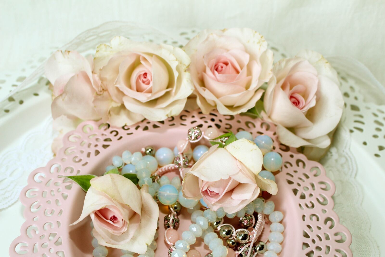 Canon EOS 600D (Rebel EOS T3i / EOS Kiss X5) sample photo. Roses, jewellery, moonstone photography