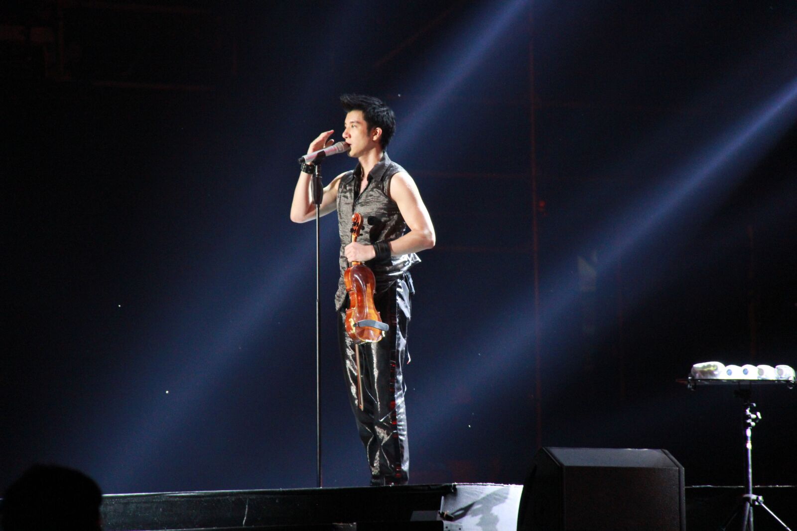 Canon EF-S 18-200mm F3.5-5.6 IS sample photo. Concert, lee hom, nest photography