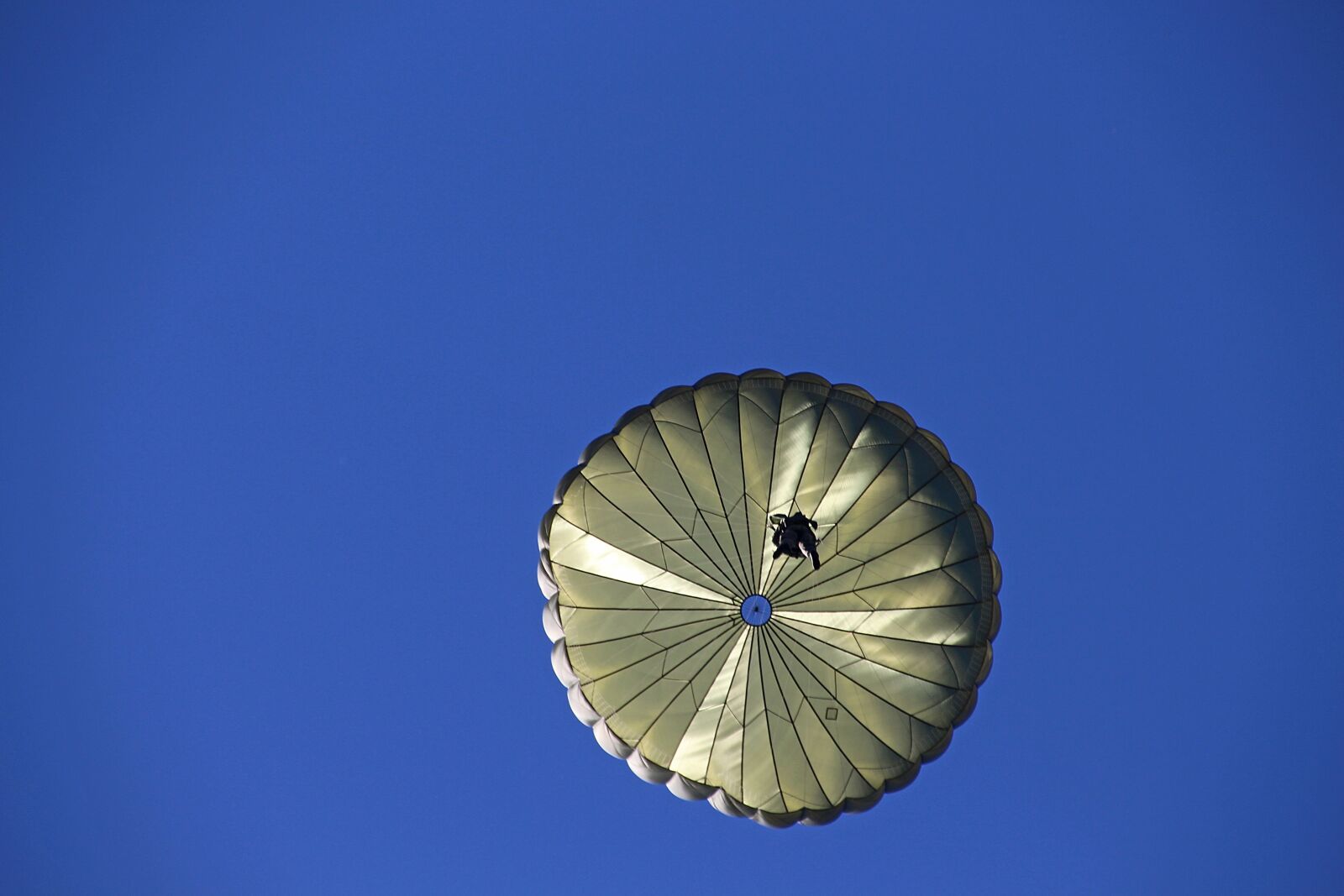 Canon EOS 700D (EOS Rebel T5i / EOS Kiss X7i) sample photo. Parachute, soldier, float photography