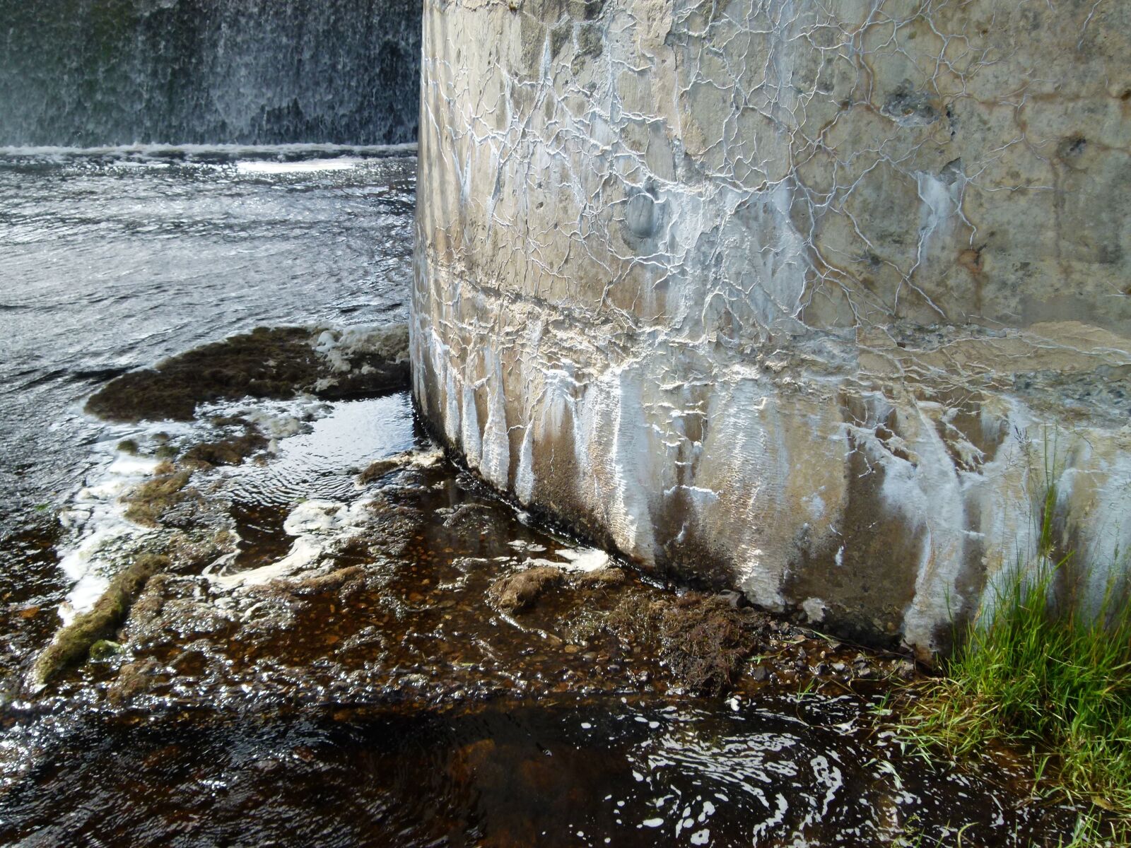 Panasonic Lumix DMC-FZ100 sample photo. Cement, wall, dam photography