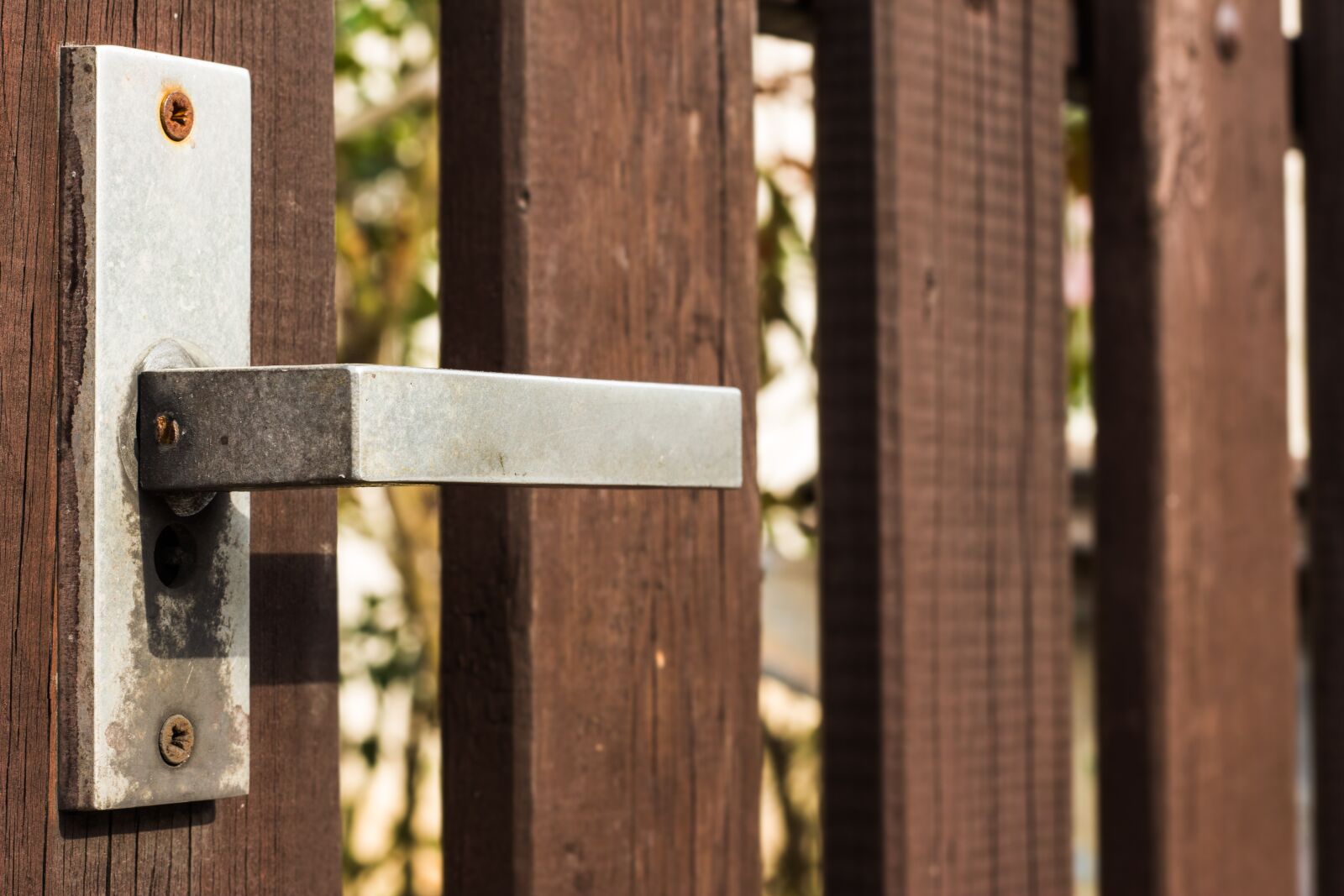 Canon EOS 700D (EOS Rebel T5i / EOS Kiss X7i) + Canon EF 50mm F1.8 STM sample photo. Handle, gate, wood photography