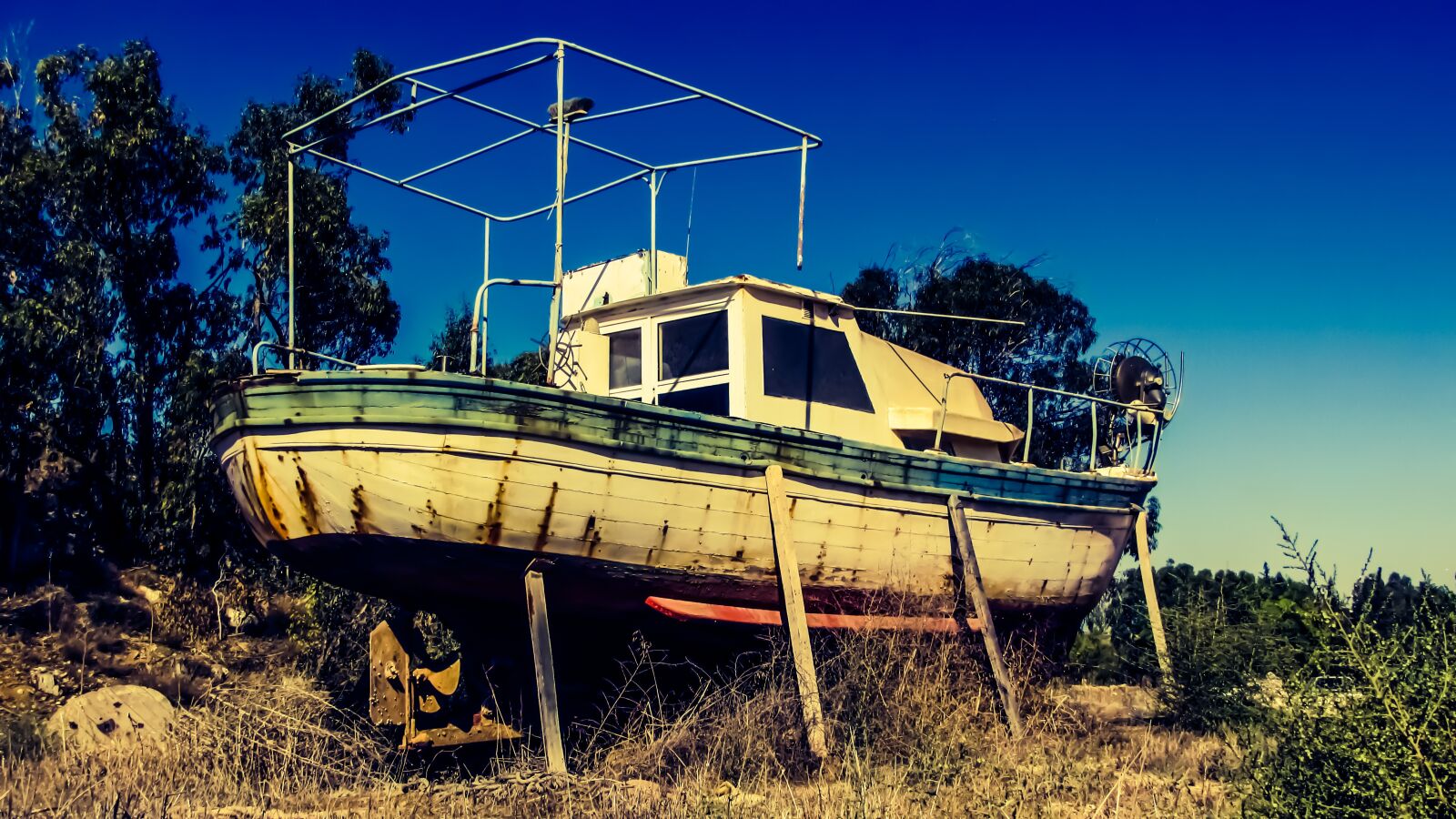 Canon PowerShot SX400 IS sample photo. Boat, old, abandoned photography
