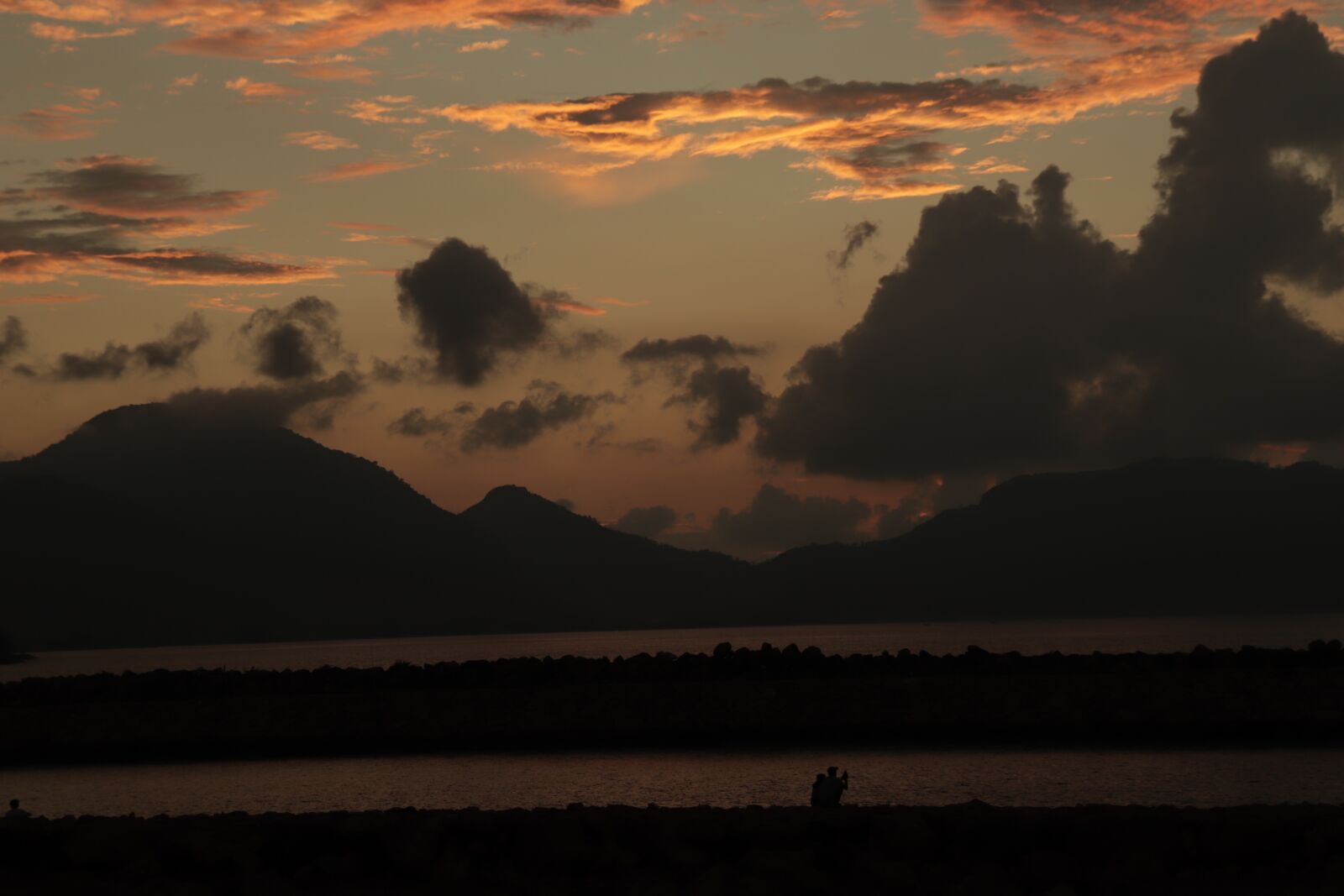 Canon EOS 200D (EOS Rebel SL2 / EOS Kiss X9) sample photo. Sunset, beach, sea photography