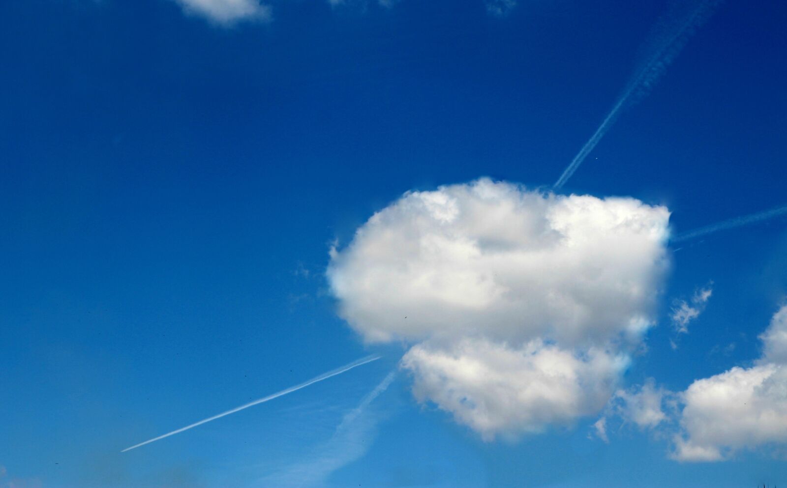 Canon EOS 700D (EOS Rebel T5i / EOS Kiss X7i) sample photo. Cloud, heart, form photography