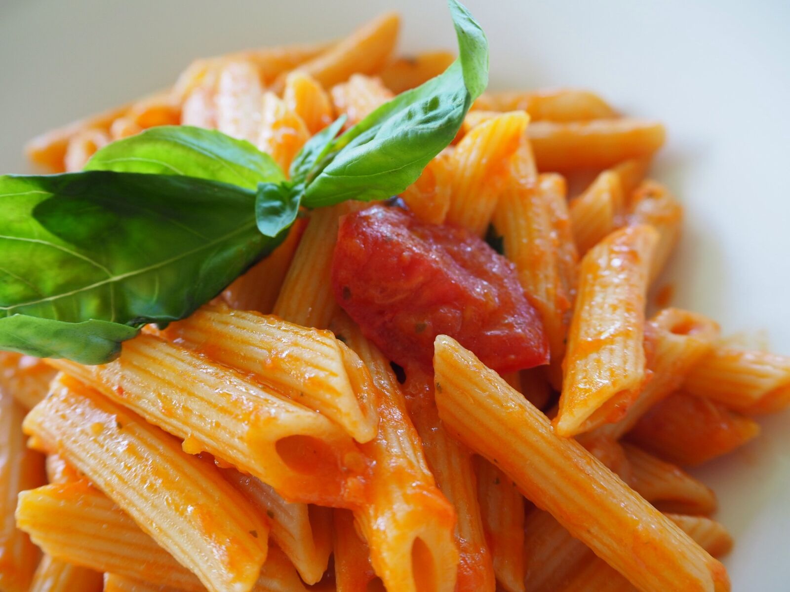 Olympus OM-D E-M10 sample photo. Cuisine, basilico, tomato photography