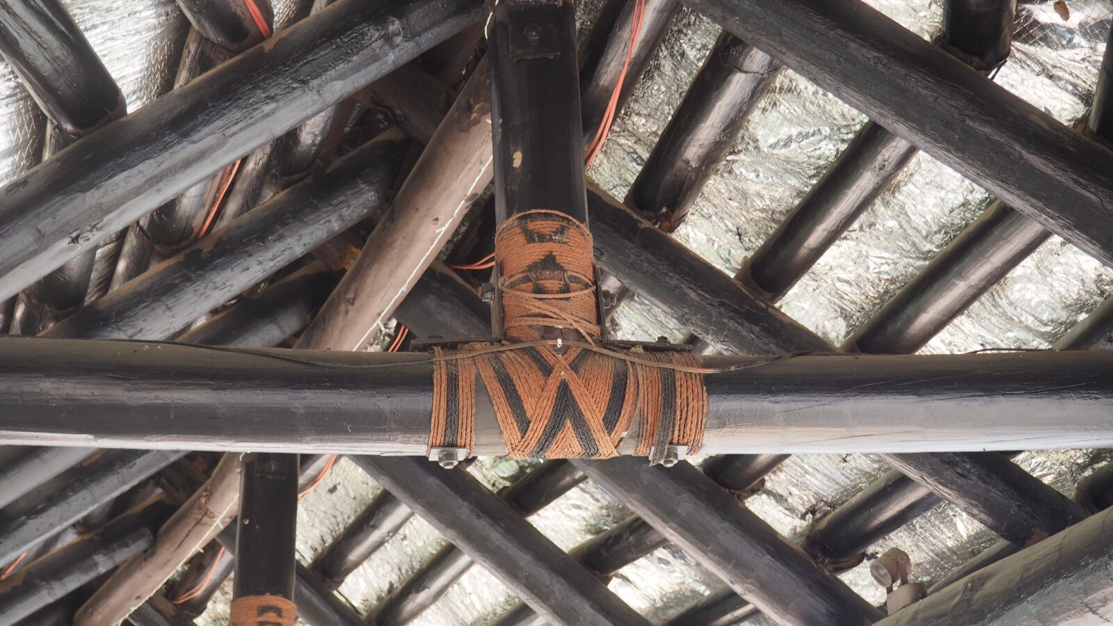 Olympus OM-D E-M10 sample photo. Fiji, architecture, wood photography