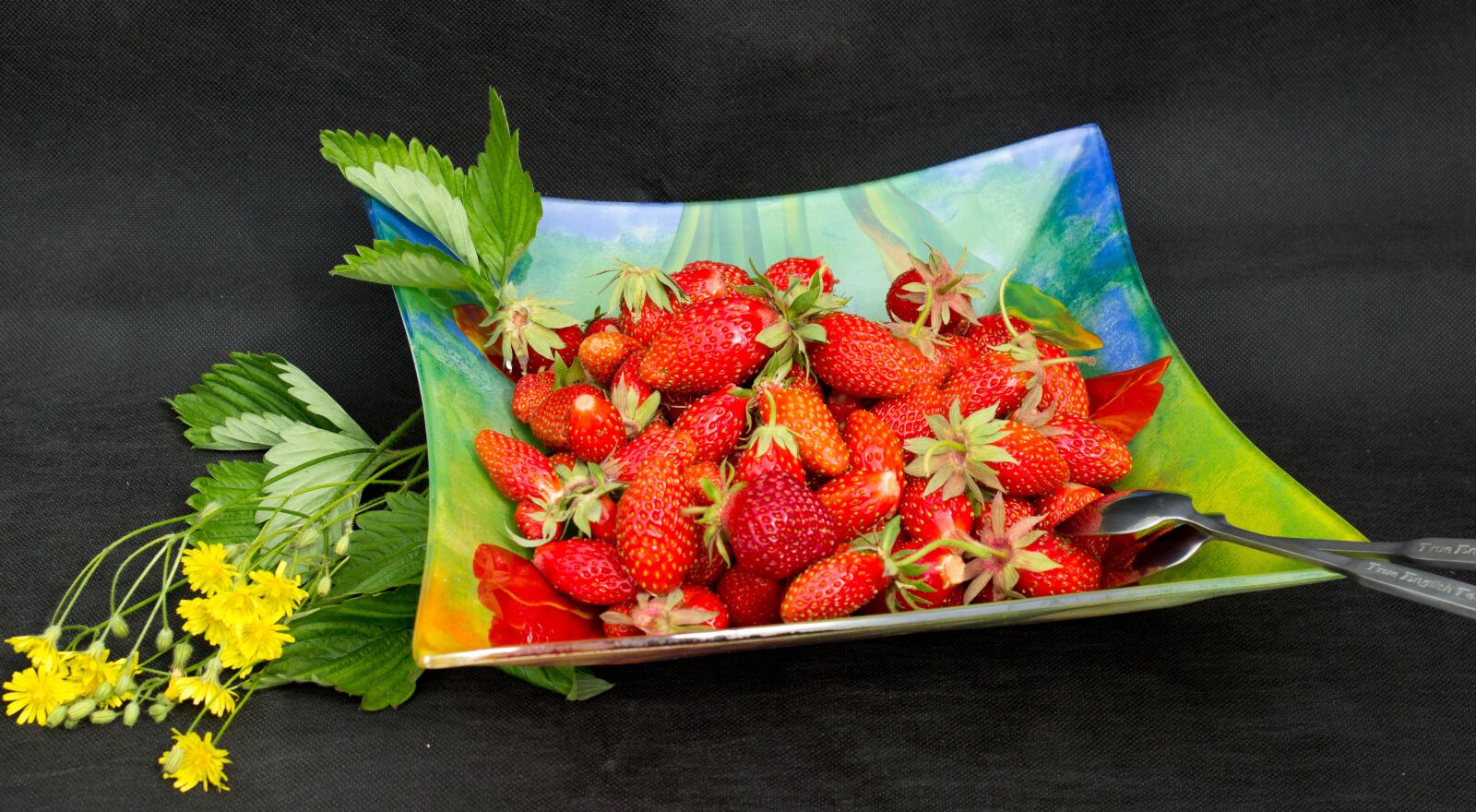 Canon EOS 600D (Rebel EOS T3i / EOS Kiss X5) sample photo. Strawberry, still life, berry photography