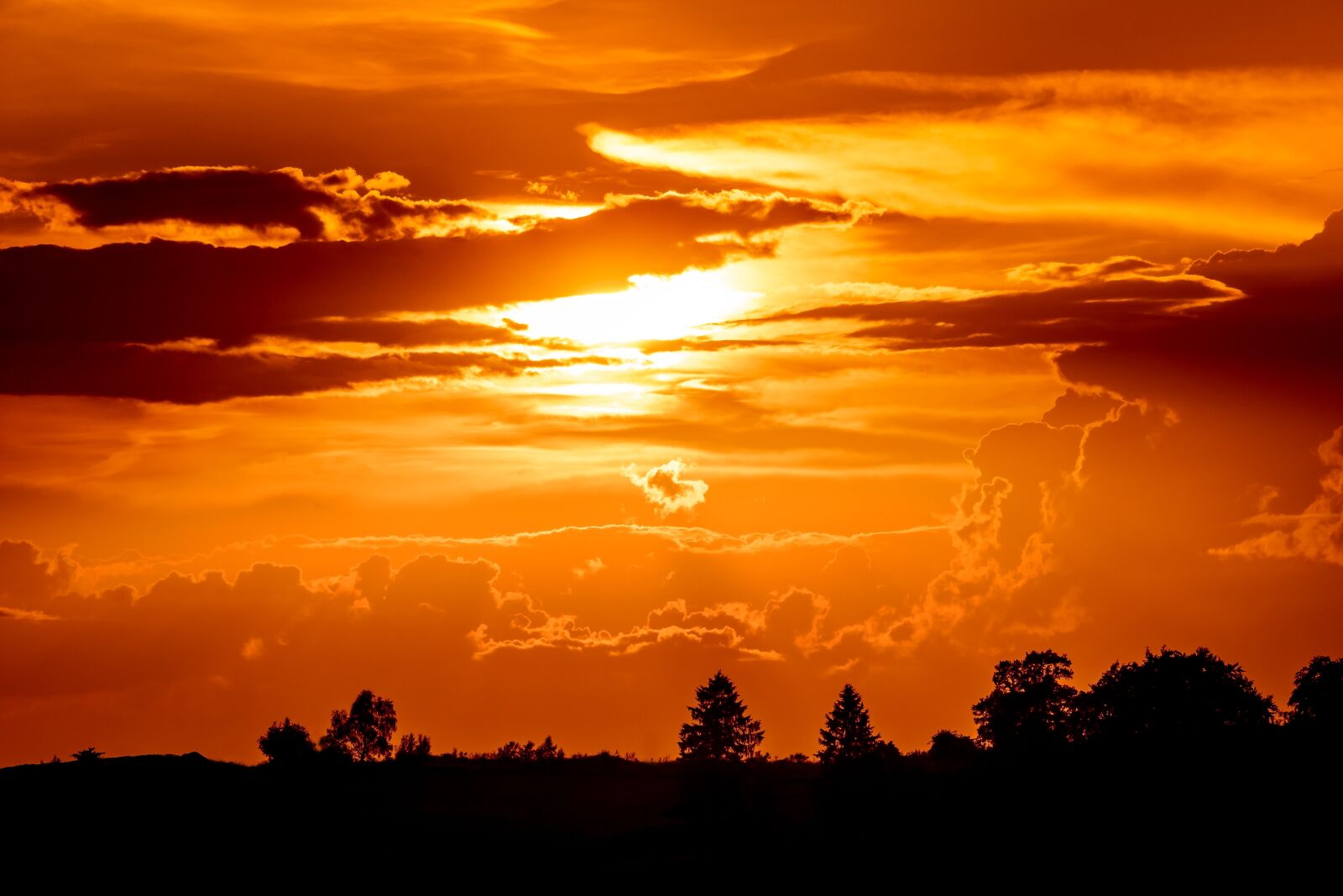 Canon EOS 750D (EOS Rebel T6i / EOS Kiss X8i) sample photo. Sunset, setting sun, evening photography