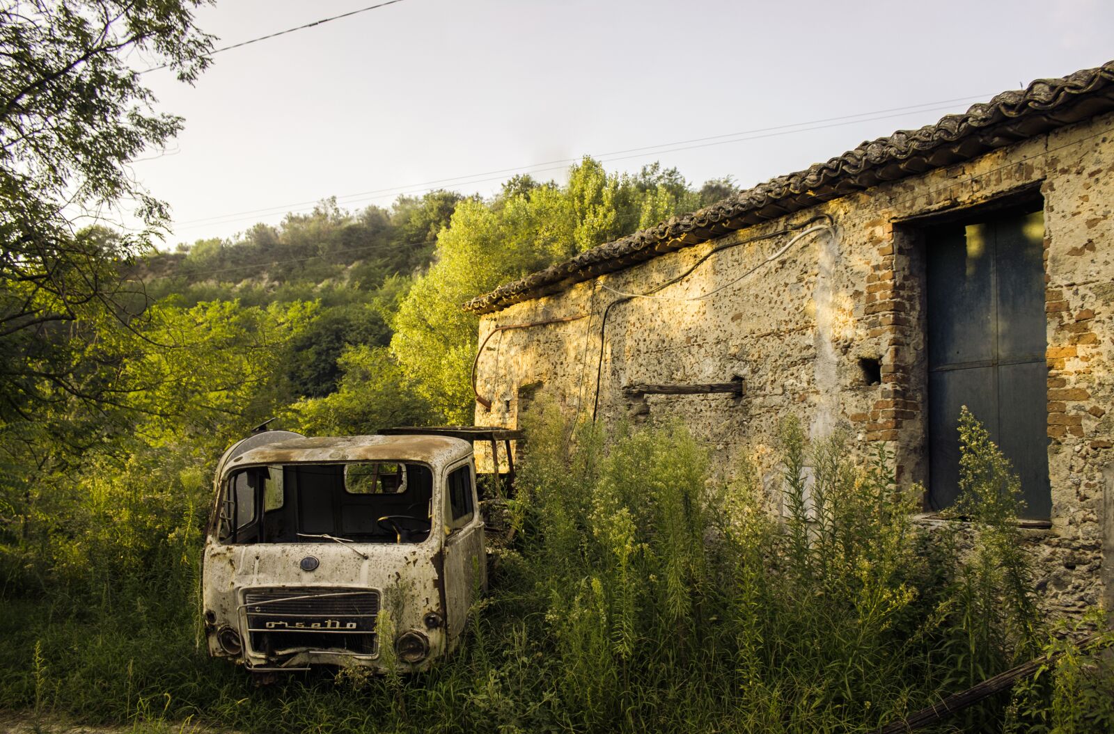 Canon EOS 600D (Rebel EOS T3i / EOS Kiss X5) sample photo. Fart, truck, ruined house photography
