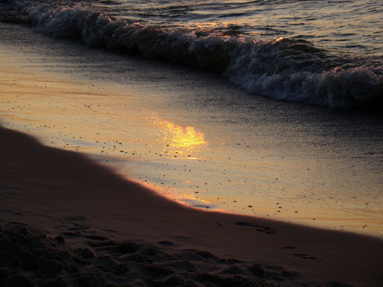 Sony Cyber-shot DSC-H50 sample photo. The waves, beaches, sunset photography
