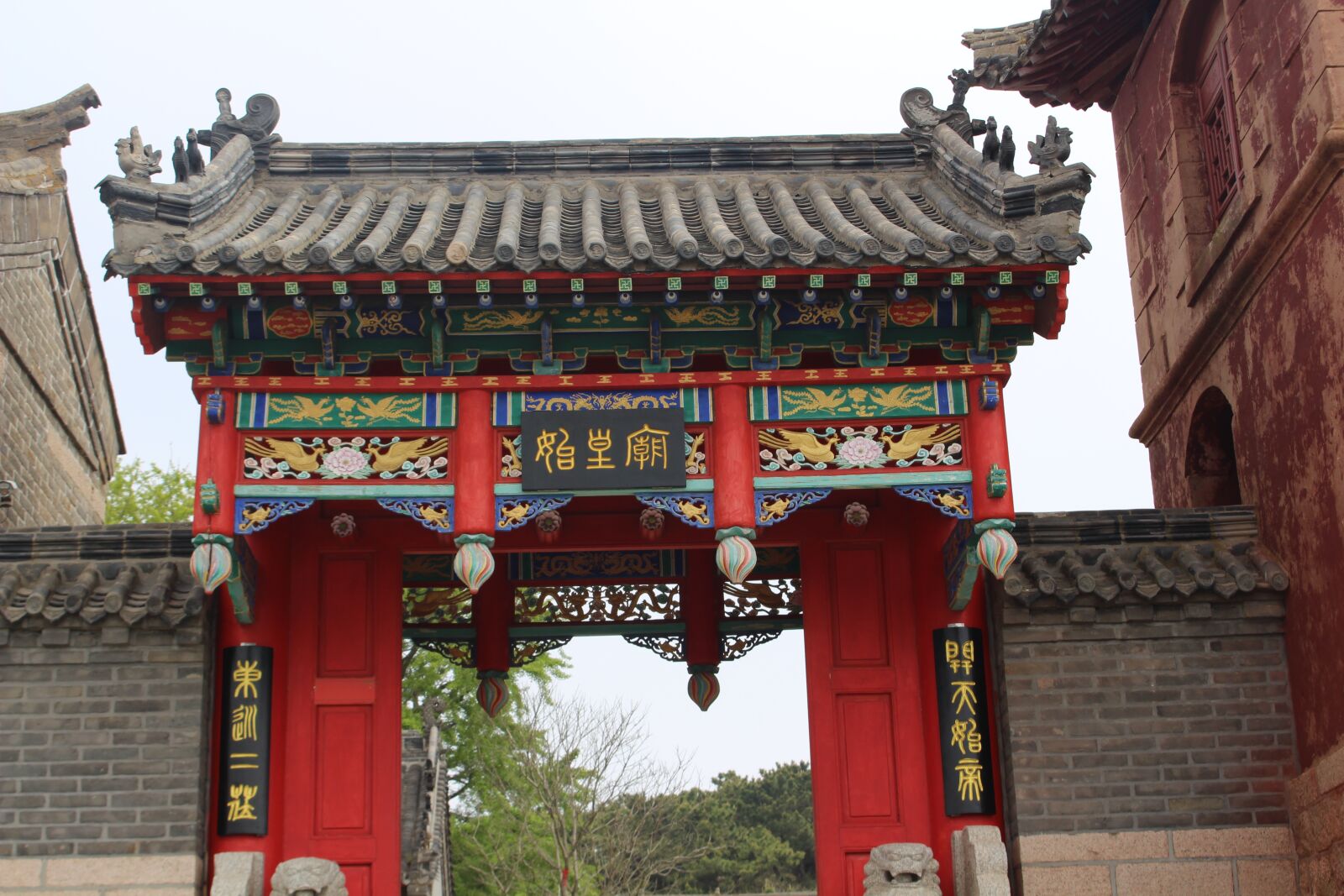 Canon EOS 700D (EOS Rebel T5i / EOS Kiss X7i) sample photo. Temple, red, culture photography