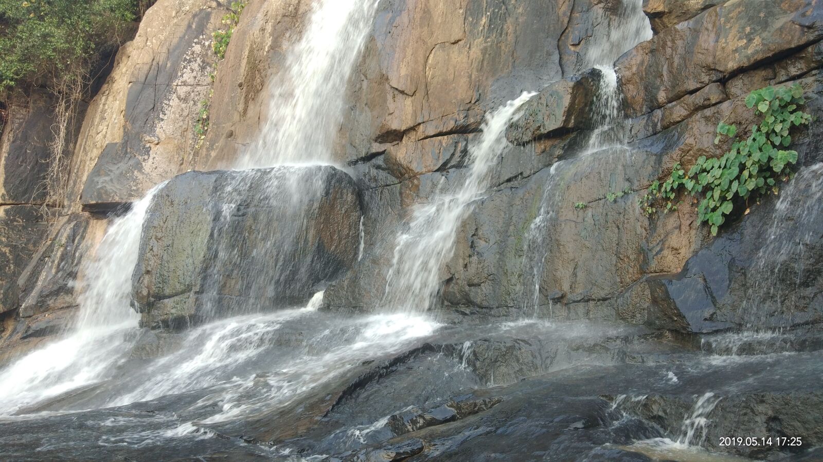 vivo V9 6GB sample photo. Waterfall, rocks, nature photography