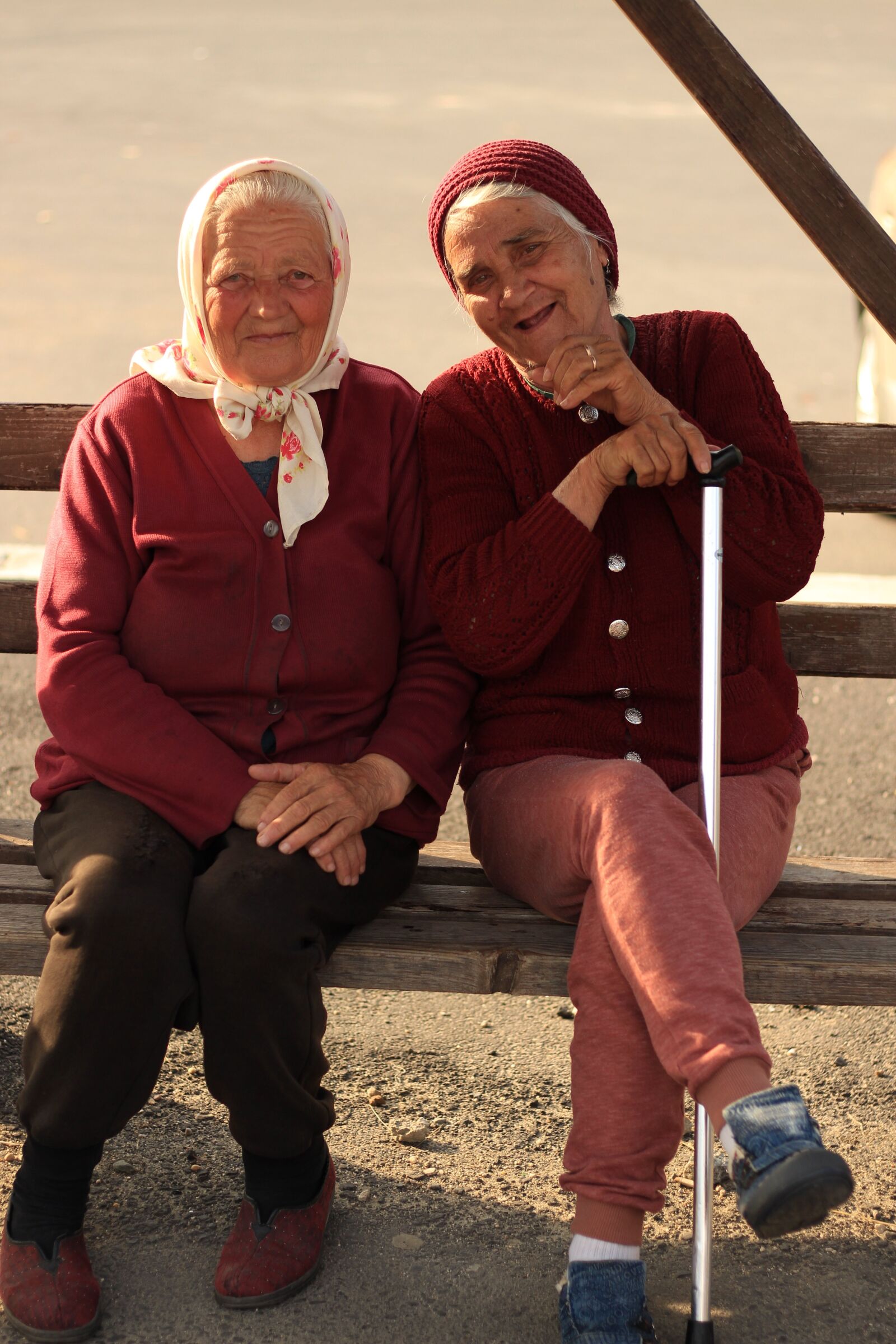 Canon EOS 700D (EOS Rebel T5i / EOS Kiss X7i) + Canon EF 50mm F1.8 STM sample photo. Ladies, grandma, old photography
