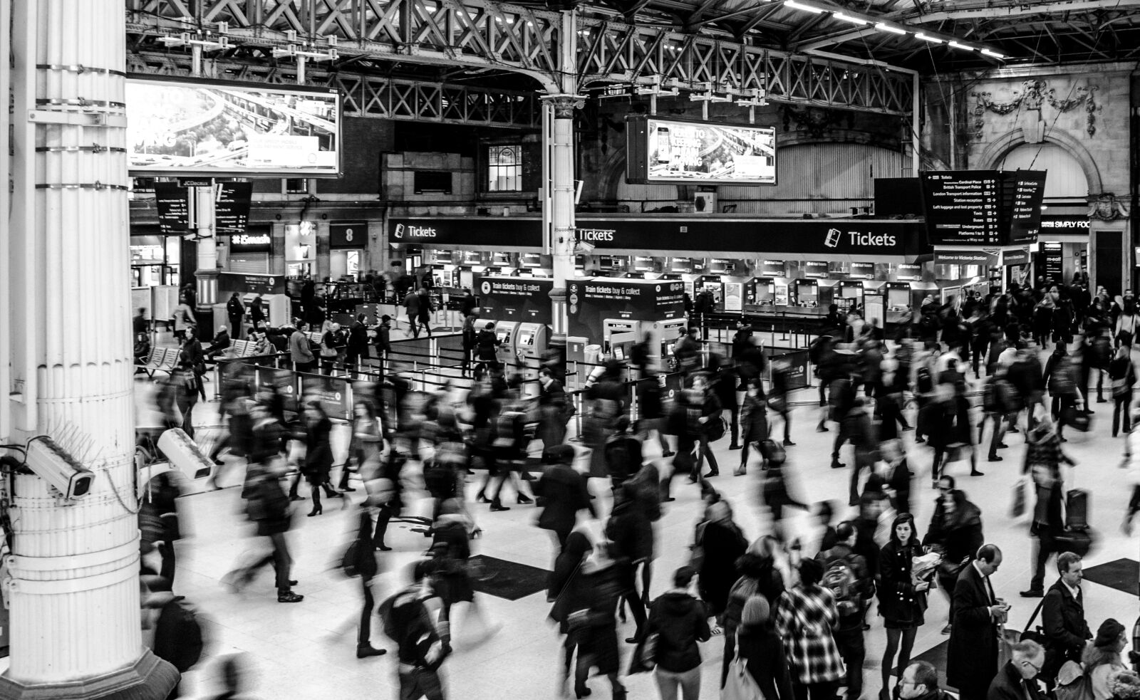 Nikon D7000 sample photo. Victoria station, busy, people photography