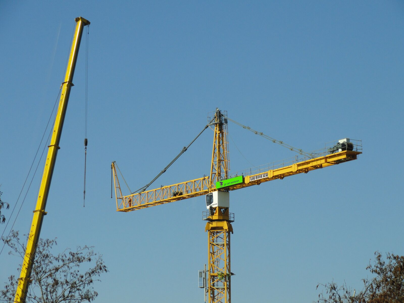 Sony Cyber-shot DSC-H55 sample photo. Crane, assembly, liebherr photography