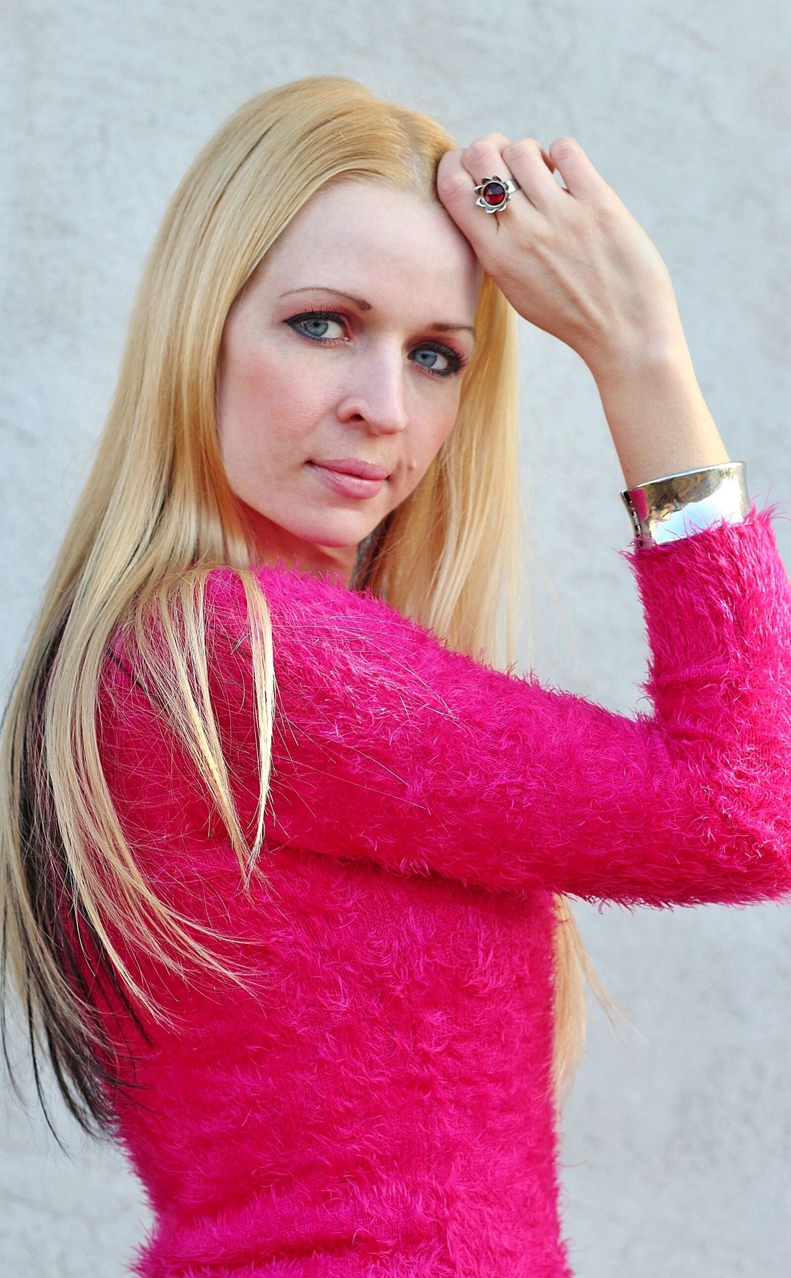 Canon EOS 600D (Rebel EOS T3i / EOS Kiss X5) sample photo. Blonde woman, facial, smile photography