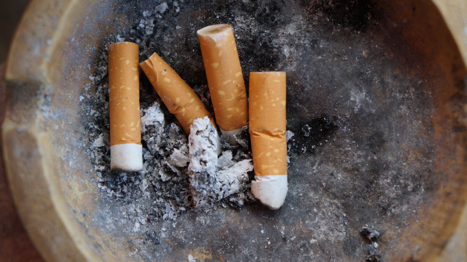 Sony Alpha a3000 sample photo. Cigarettes, ash, waste photography