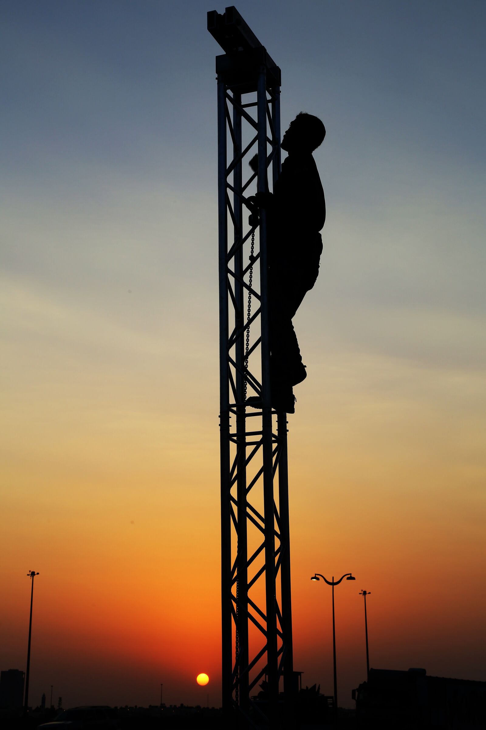 Canon EF 24-105mm F4L IS USM sample photo. Silhouette teamwork, trust, climbing photography