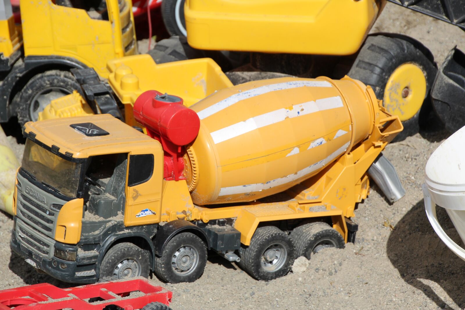 Canon EOS 1200D (EOS Rebel T5 / EOS Kiss X70 / EOS Hi) sample photo. Toys, vehicles, concrete mixer photography